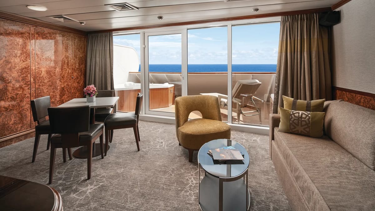 The Haven Owner's Suite with Large Balcony - Living Room