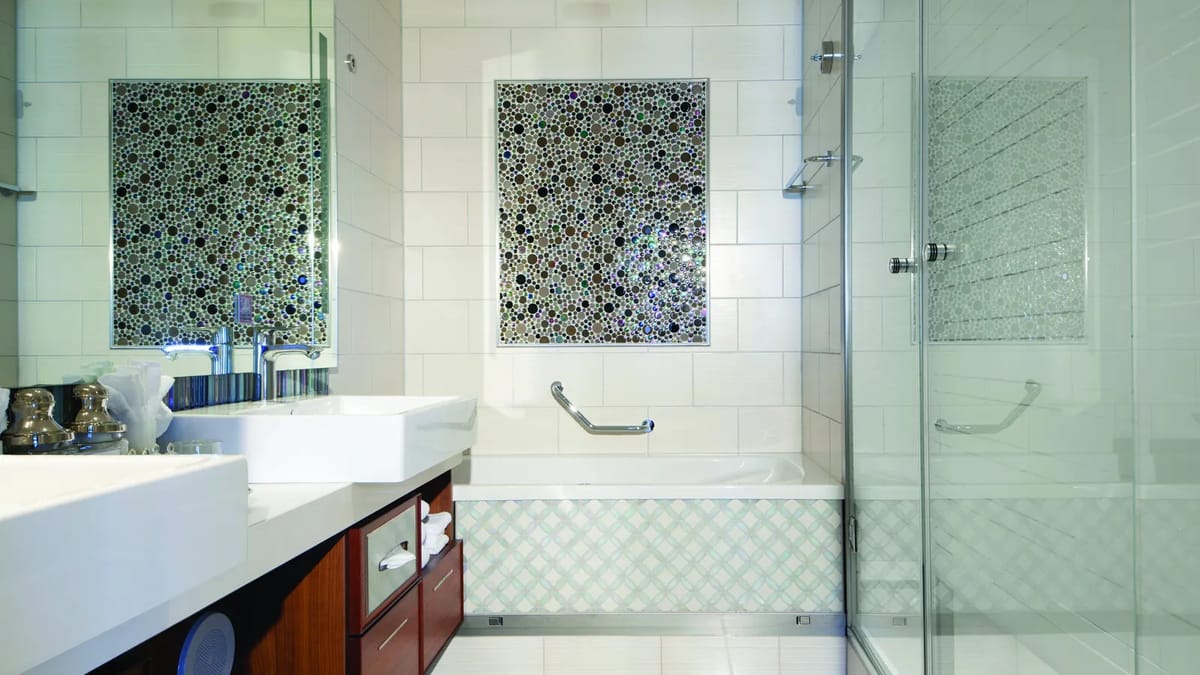 Pride of America - Owner's Suite With Large Balcony - Bathroom