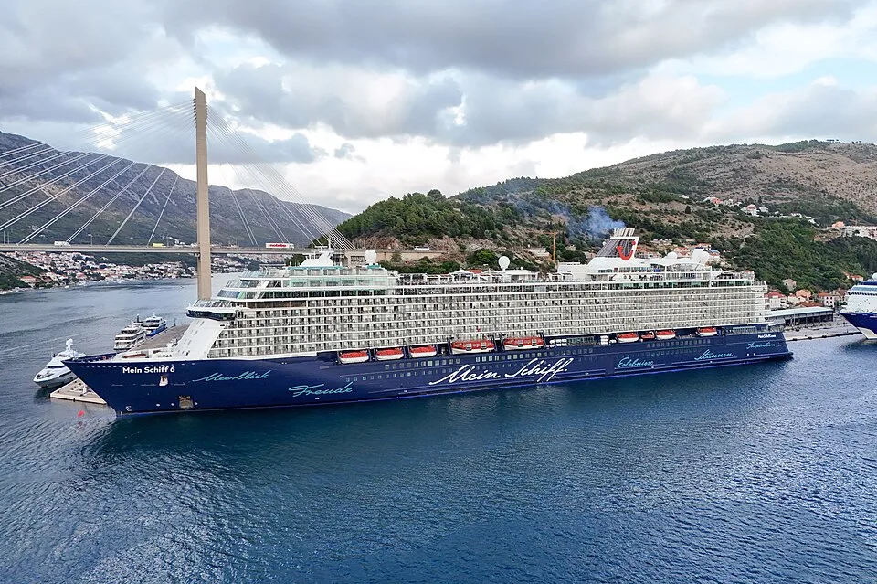 Mein Schiff 6 at sea