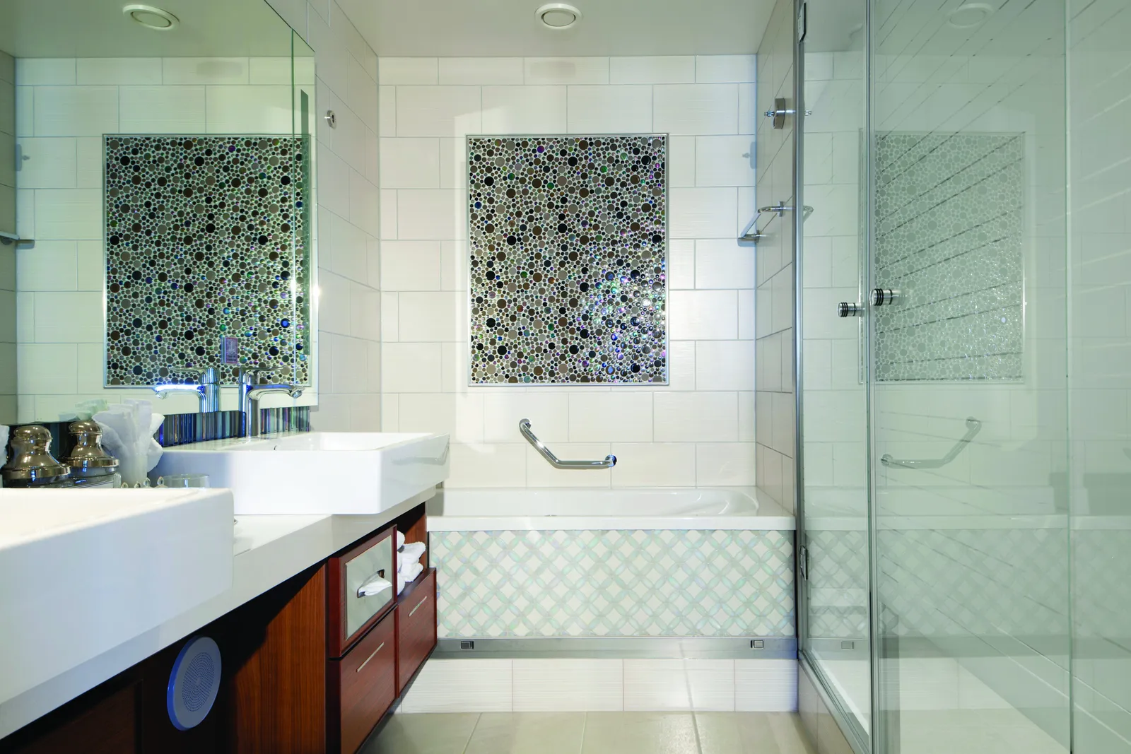 Pride of America - Owner's Suite With Large Balcony - Bathroom