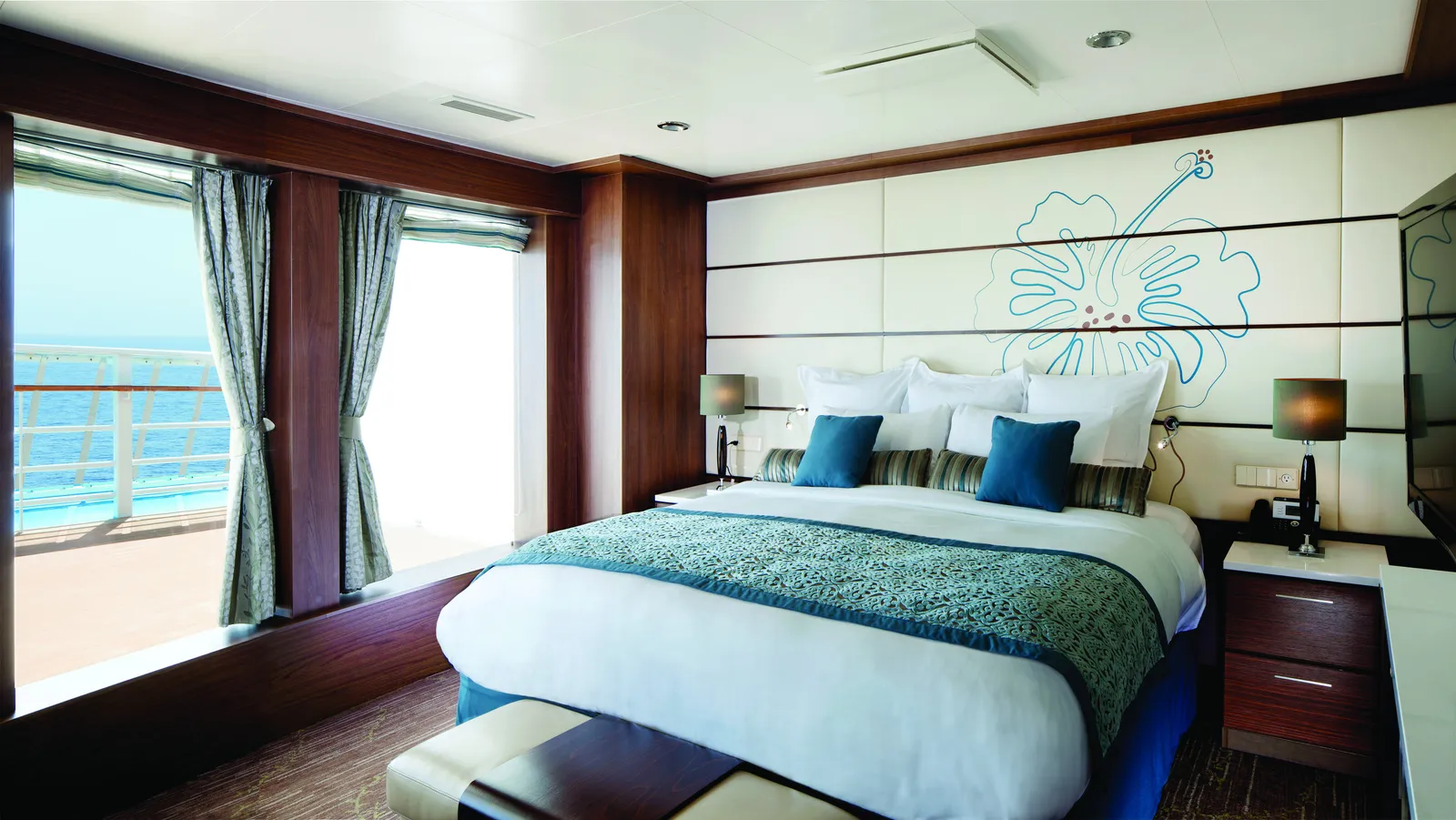 Pride of America - Owner's Suite With Large Balcony - Bedroom